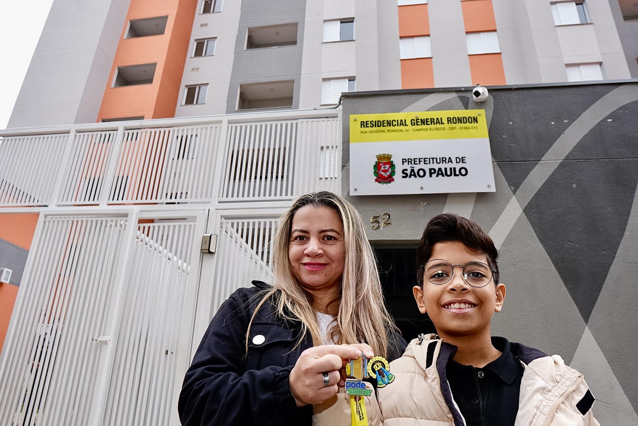 Família recebe a chave de seu apartamento no Residencial General Rondon, nos Campos Elíseos, centro. Foto de: Sergio Barzaghi/PrefSP