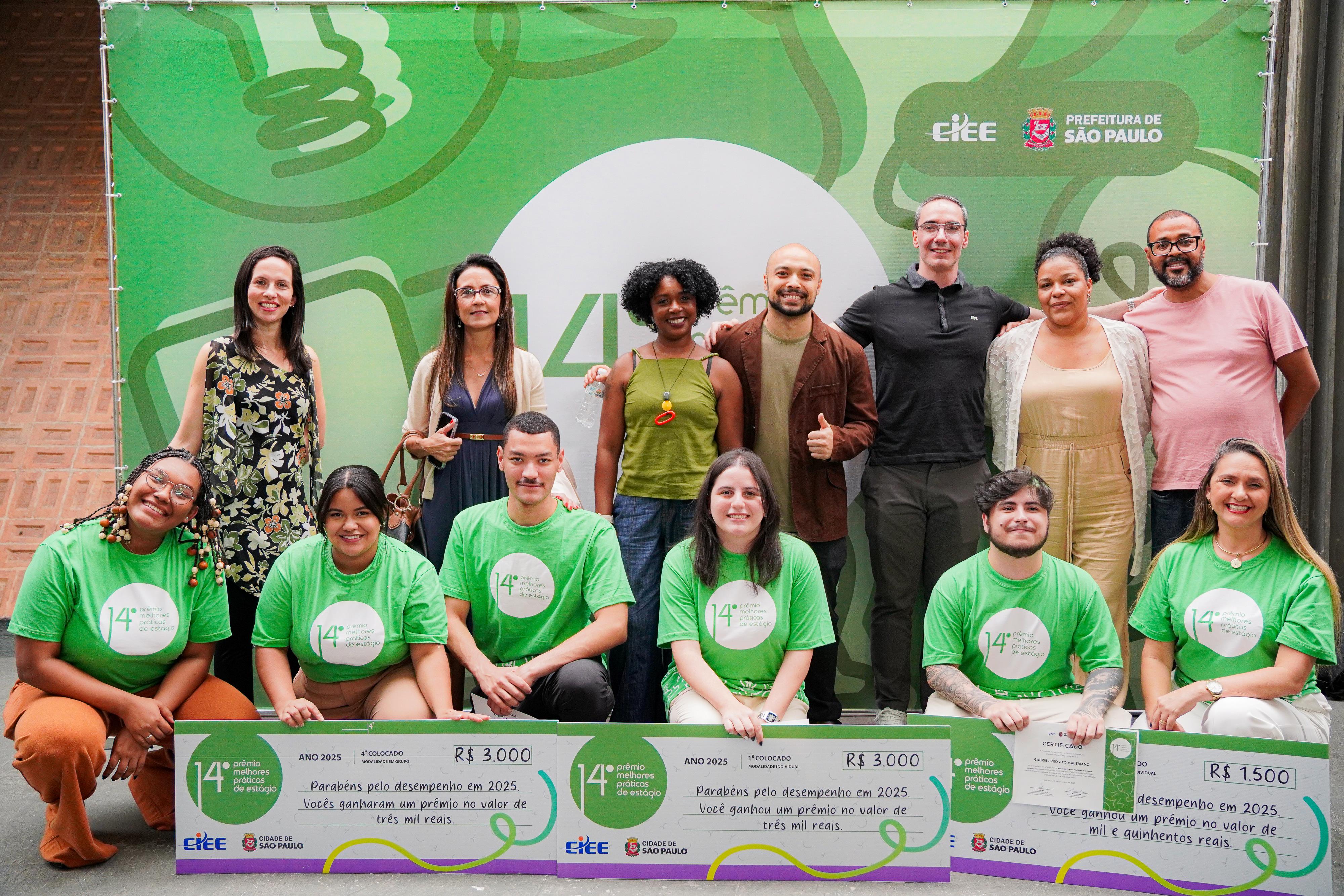 Na imagem, estão os servidores da COGEP que estão em pé. Na frete deles, agachados, estão os estagiários vencedores