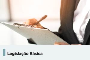 A imagem mostra uma pessoa segurando uma prancheta, abaixo uma faixa com o texto 