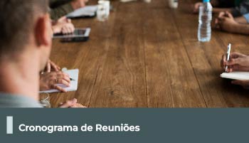 A imagem possui fundo desfocado com texto 