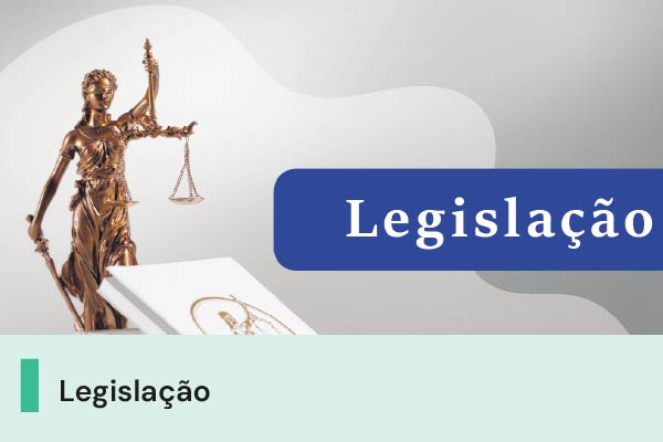 A imagem possui um fundo cinza claro, com o símbolo da justiça e o texto 