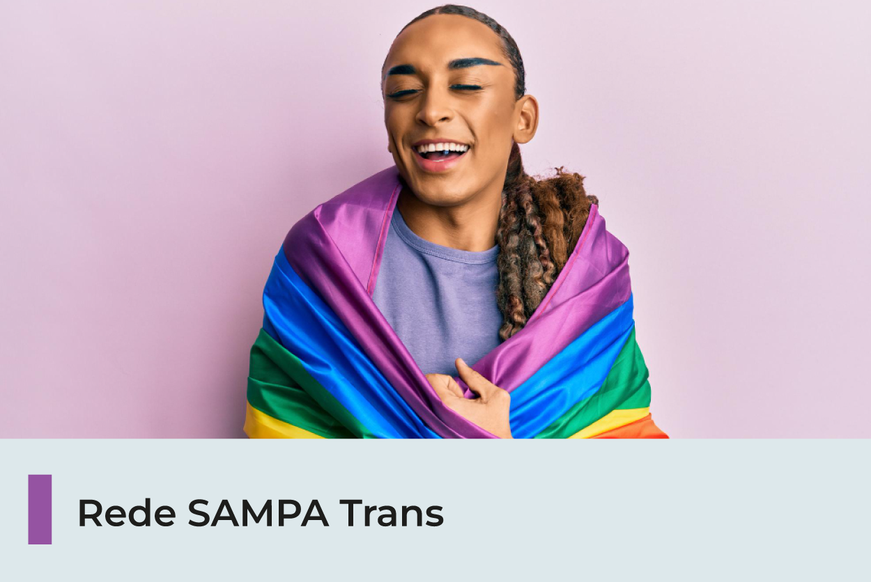 A imagem mostra uma pessoa com a bandeira do movimento LGBTIA+ enrolada ao corpo, e abaixo um texto 