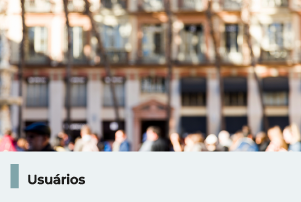 A imagem possui um fundo desfocado de uma local aberto cheio de pessoas. Abaixo, uma faixa com texto descrito 